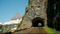 216495104-viaggio-in-galleria-sottopassaggio-glacier-national-park-strada-di-montagna.jpg