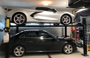 Vaughn's 4-post lift.jpg Vaughn's 4-post lift.jpg