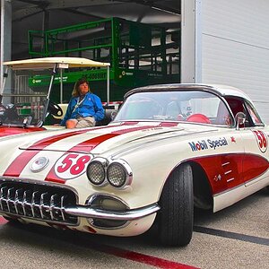 Vintage-race-car-Circuit-of-the-Americas-C1-Corvette-in-Austin-TX-atxcarpics.com_-1023x682.jpg