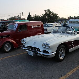 Thames & 1960 Corvette.JPG