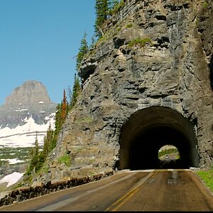 216495104-viaggio-in-galleria-sottopassaggio-glacier-national-park-strada-di-montagna.jpg