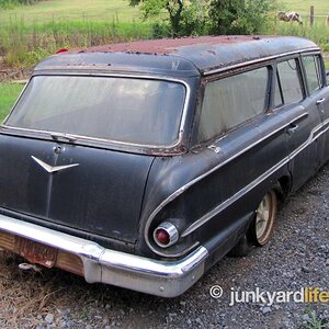1958_brookwood_wagon_impala_barn_find_junkyard_tailgate.jpg