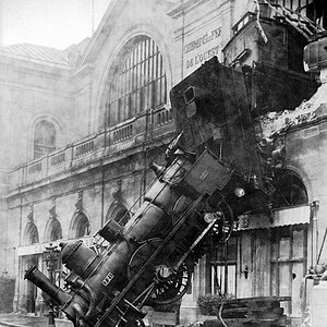 500px-Train_wreck_at_Montparnasse_1895.jpg