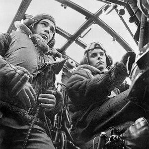 Copilot-A_portrait_by_Cecil_Beaton_of_the_pilot_and_co-pilot_of_a_Wellington_bomber_of_No._149...jpg