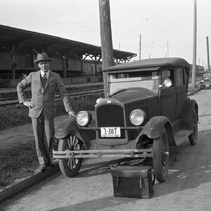a2009-009-1204-man-posing-with-car-nw-14th-lovejoy-1928.jpg