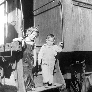 Fastrill_kids_on_back_of_Diboll_train_1940_370_500_75.jpg