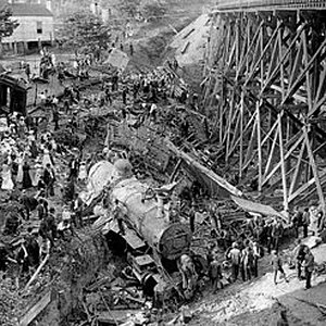 300px-Old_97_wreck_at_Stillhouse_Trestle_in_Virginia_-_1903_(2).jpg
